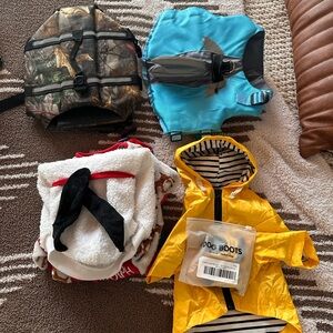 Size small dog lot.

2 life jacket
I jacket and boot
2 costume 
puppy outgrew